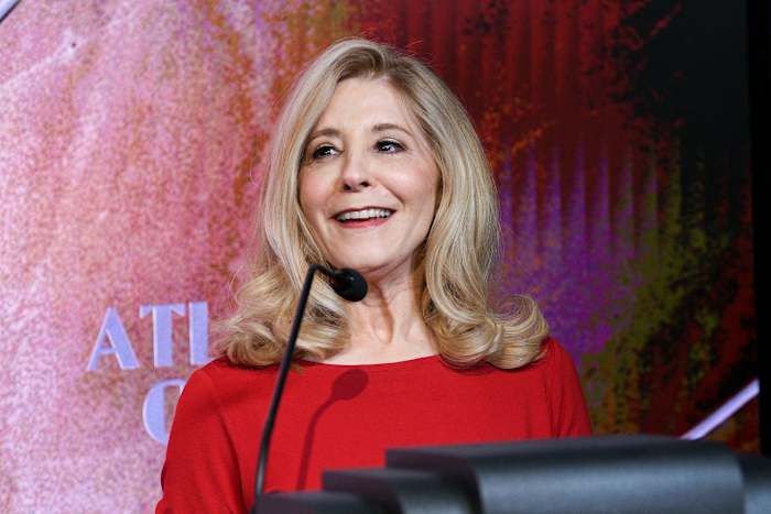 Pamela Hayden, oude stemacteur van 'Simpsons', waaronder Bart's vriend Milhouse, hangt haar microfoon op