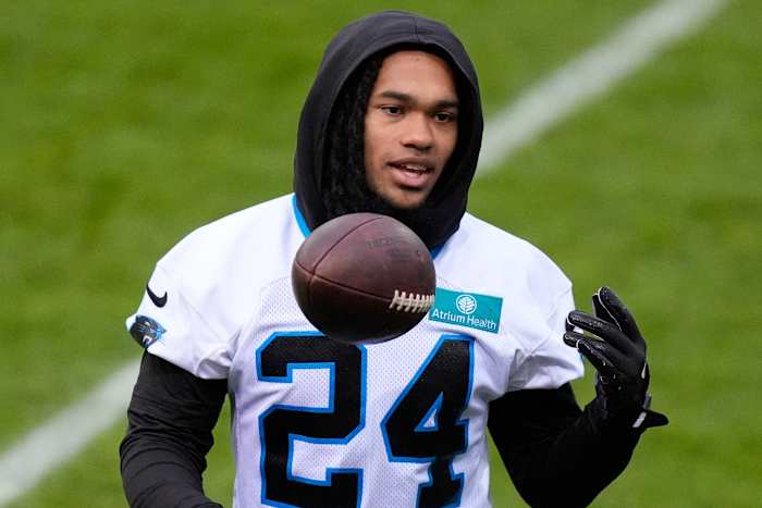 Panthers-rookie RB Jonathon Brooks inactief. Giants-kicker Graham Gano is actief
