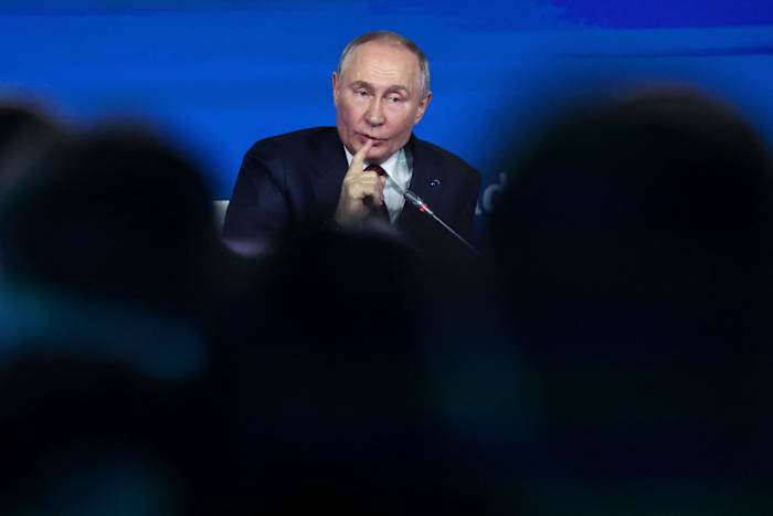 Poetin feliciteert Trump met zijn verkiezingsoverwinning in zijn eerste publieke commentaar op de Amerikaanse stemming