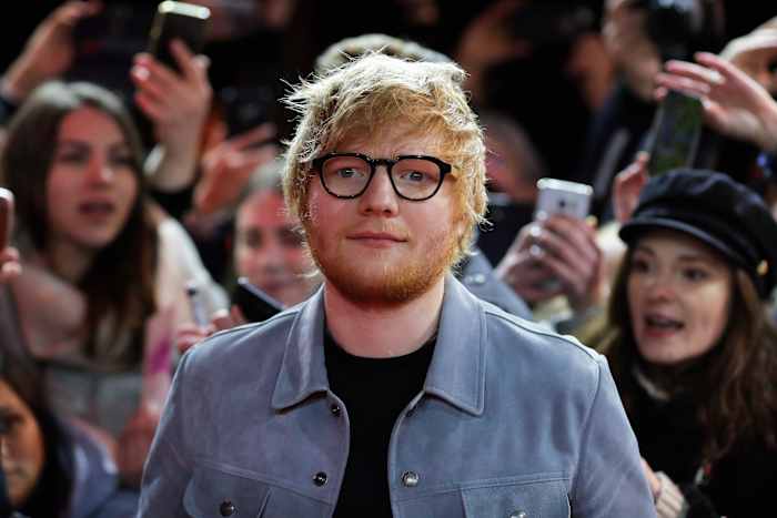 Popster Ed Sheeran helpt favoriete voetbalteamspeler te contracteren voordat hij op het podium staat met Taylor Swift
