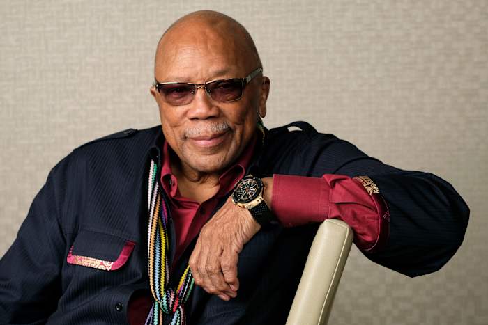 Quincy Jones, muziektitan die met iedereen samenwerkte, van Frank Sinatra tot Michael Jackson, sterft op 91-jarige leeftijd