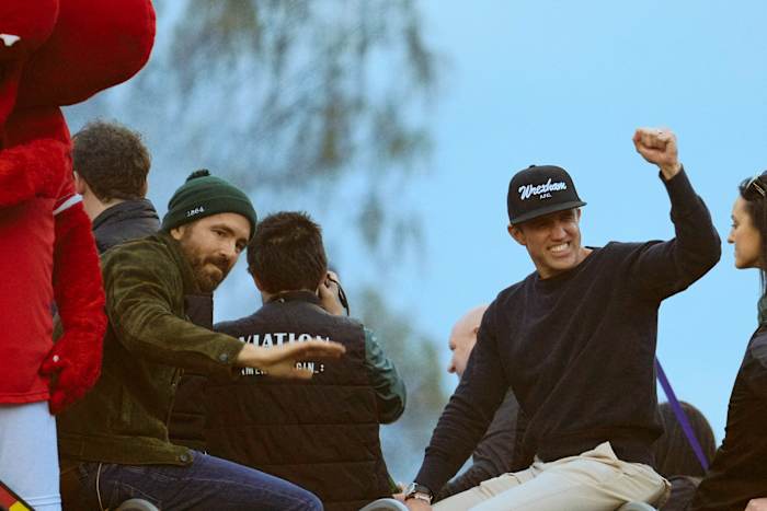 Reynolds en McElhenney kopen brouwerij Wrexham Lager nadat ze het voetbalteam van de stad hebben verjongd