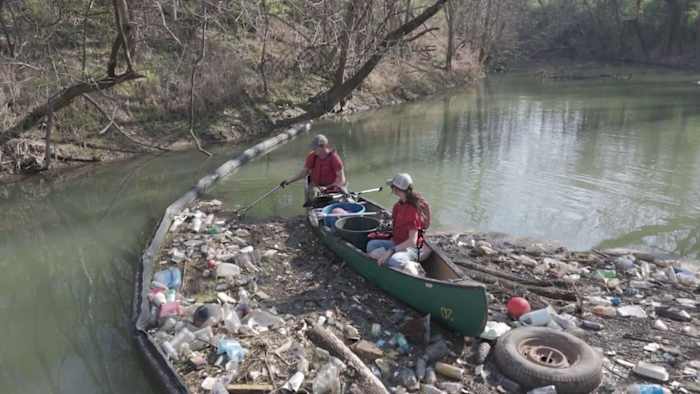 River Aid San Antonio pakt het zwerfvuilprobleem aan met drijvende bomen