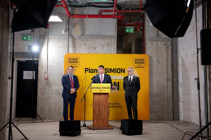 Roemenen brengen hun stem uit in een presidentiële race waarin de nationalisten het tegen de linksen kunnen opnemen in een tweede ronde