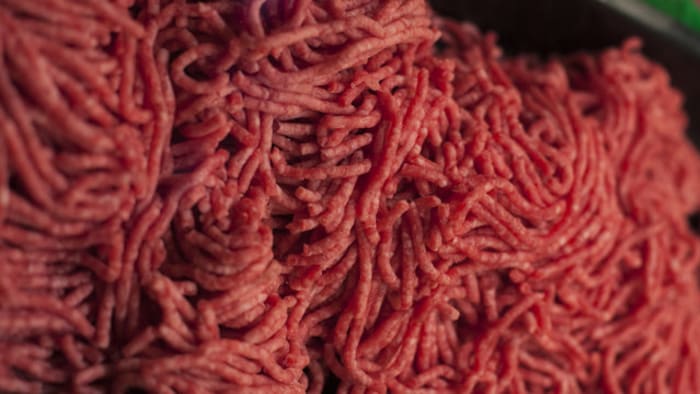 Rundergehakt landelijk teruggeroepen na mogelijk verband met E. coli