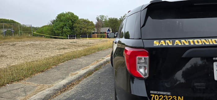 SAPD doet onderzoek naar lichaam gevonden in veld aan Northeast Side