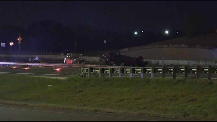 SAPD zegt dat de bestuurder van het voertuig dat tegen een omgevallen voertuig botste, is overleden