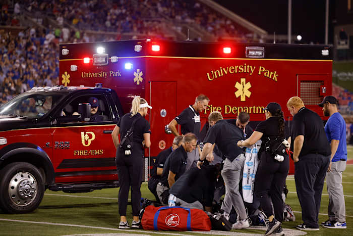SMU-cornerback wordt met een ambulance van het veld gehaald, maar keert vóór het einde van de overwinning op Pitt terug naar de zijlijn