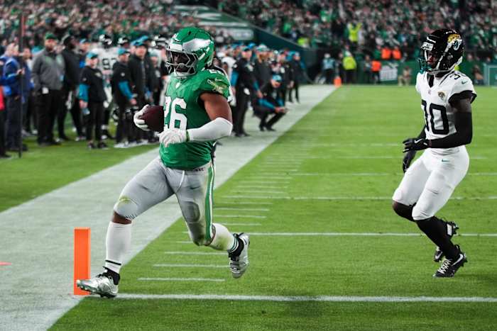 Saquon Barkley schittert met achterwaartse sprong, twee touchdowns in Eagles' 28-23 overwinning op Jaguars