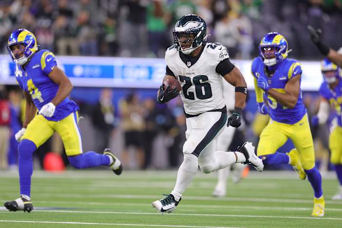 Saquon Barkley vestigt Eagles-franchiserecord met 255 yards haasten, 2 touchdowns in een 37-20 overwinning op Rams