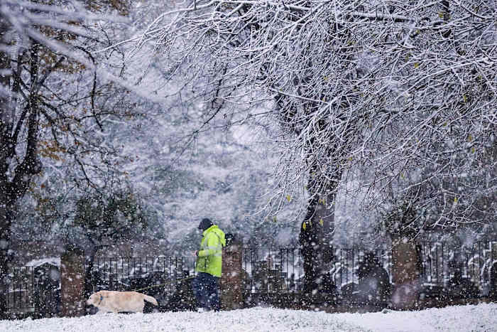 Schoolsluitingen en reisvertragingen omdat de Arctische lucht sneeuw en natte sneeuw naar delen van Groot-Brittannië brengt