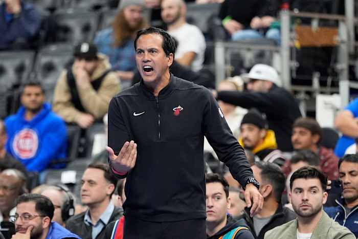 Spoelstra betreurt 'afschuwelijke fout' nadat hij een time-out had gecalld. Heat had geen OT-verlies tegen Pistons