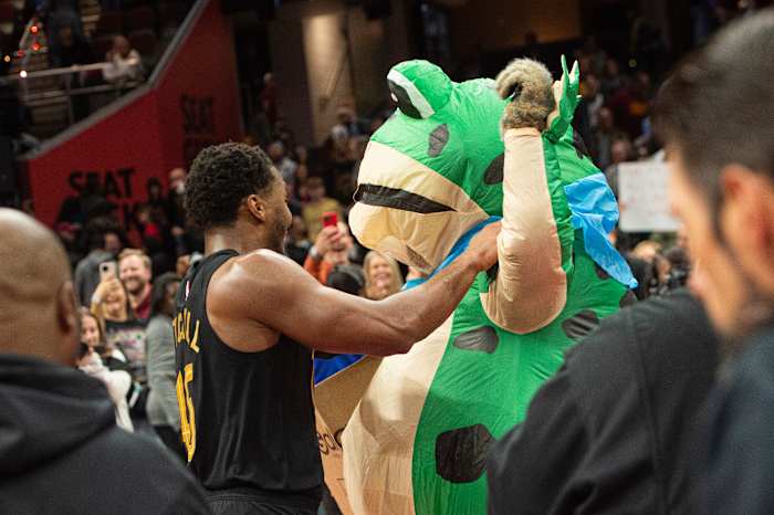 Spring rond: Cavaliers verbeteren naar 14-0, vieren dit door te dansen met de kikkermascotte