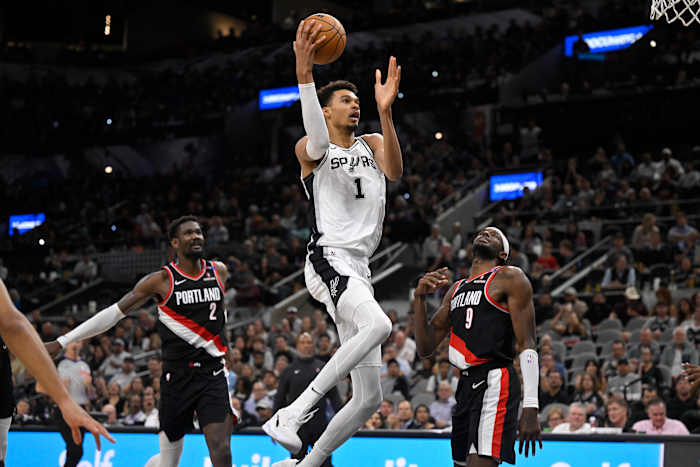Spurs versloegen Trail Blazers met 118-105, waarbij Popovich zijn vierde wedstrijd op rij miste