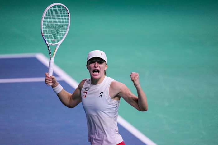 Swiatek helpt Polen gastland Spanje te verdrijven uit de finale van de Billie Jean King Cup, Groot-Brittannië verslaat Duitsland