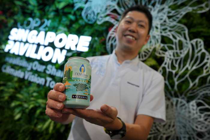 Tijdens de klimaatbesprekingen van de VN benadrukt 'rioolbier' uit Singapore de waterschaarste en innovaties