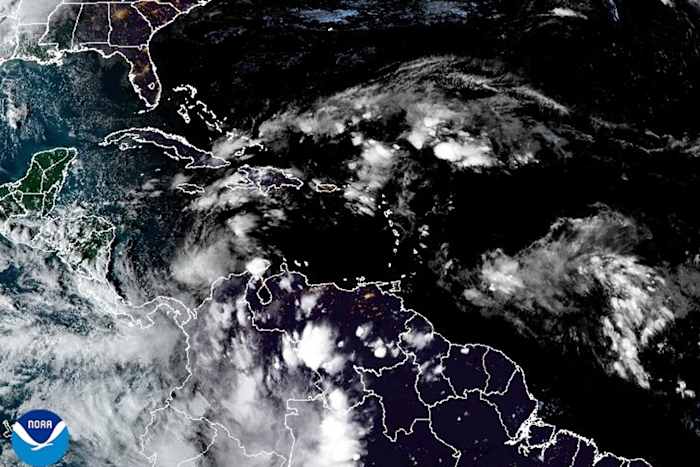 Tropische storm Rafael draait richting de Kaaimaneilanden terwijl Cuba zich voorbereidt op een orkaan