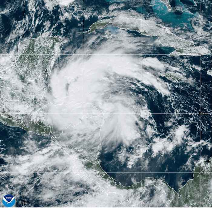 Tropische storm Sara raast langs de noordelijke kust van Honduras en brengt zware regenval naar Midden-Amerika