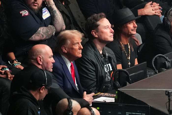 Trump woont het UFC-kampioenschapsgevecht bij in New York en neemt een pauze van de keuzes van het kabinet