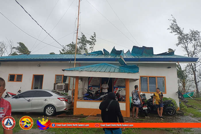 Tyfoon zet dorpen onder water, rukt daken eraf en beschadigt twee binnenlandse luchthavens in het noorden van de Filipijnen