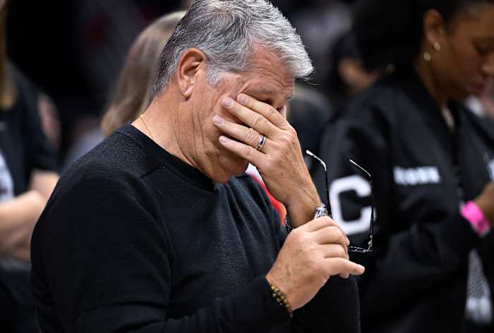 UConn-coach Geno Auriemma breekt NCAA-overwinningsrecord en behaalt 1.217e overwinning in zijn carrière