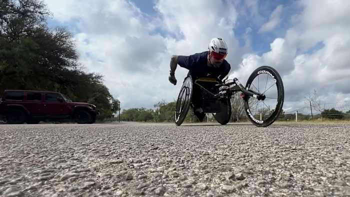 Veteraan, para-atletiekatleet bereidt zich voor op de San Antonio Rock 'n' Roll Marathon Series