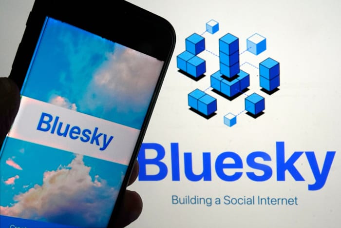 Wat is Bluesky, het snelgroeiende sociale platform dat vluchtende X-gebruikers verwelkomt?