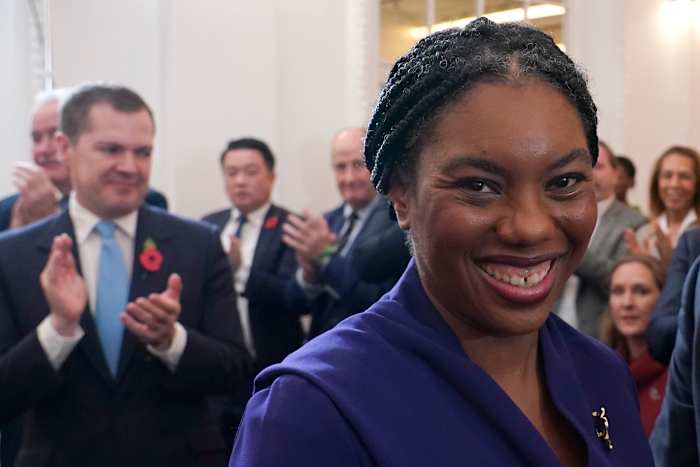 Wie is Kemi Badenoch, de eerste zwarte vrouw die de Britse Conservatieve Partij leidt?