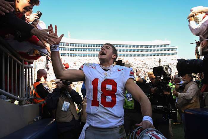 Will Howard gooit voor twee touchdowns en nr. 4 Ohio State weert nr. 3 Penn State af met 20-13