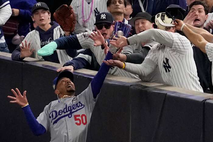 Yankee Stadium-fans werden uit het veld gestuurd nadat één bal uit de handschoen van Mookie Betts was geprikt tijdens de World Series