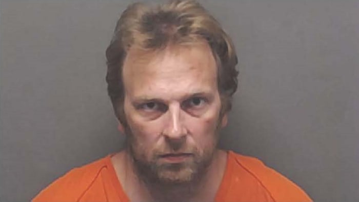 Zelfbenoemde 'beste advocaat van de stad' gearresteerd wegens het overtreden van de voorwaarden van de obligaties