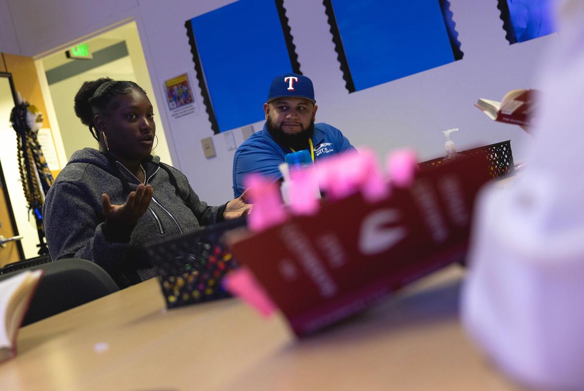 Tiphainne Wright spreekt met klasgenoten en haar leraar, Schnique Dory, over “The Handmaid's Tale” op woensdag 6 november 2024 in Fort Worth, Texas. Wright is een student aan de New Heights High School, een charterschool in Fort Worth om volwassenen te bereiken die de middelbare school hebben verlaten.