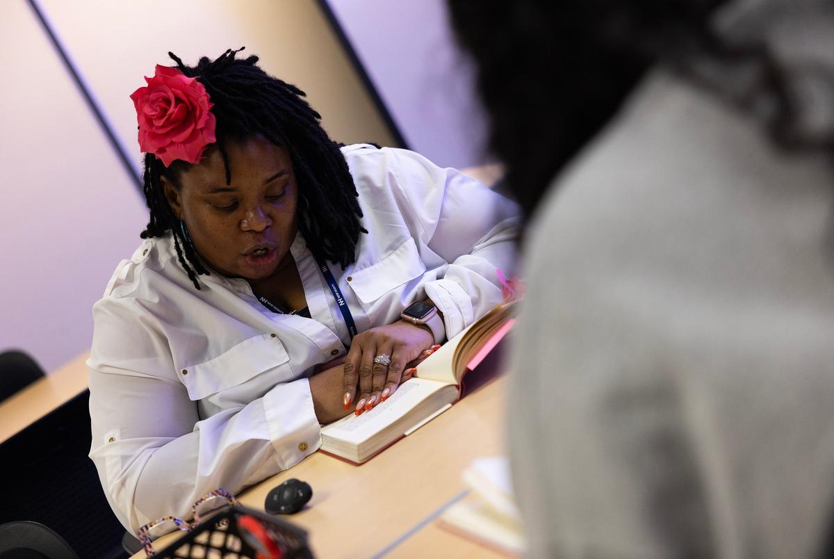 Schnique Dory leest met haar leerlingen voor uit “The Handmaid's Tale” op woensdag 6 november 2024 in Fort Worth, Texas. Dory bevat interactieve elementen in de klas, waaronder introductiereacties, lezen, schriftelijke antwoorden op vragen en eindvragen, waardoor studenten meerdere leermogelijkheden krijgen.