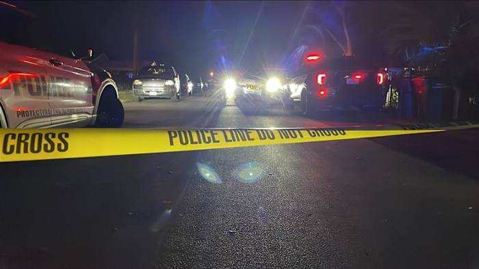 18-jarige loopt levensbedreigende verwondingen op nadat meerdere schutters het vuur openen op het huis van West Side, zegt SAPD