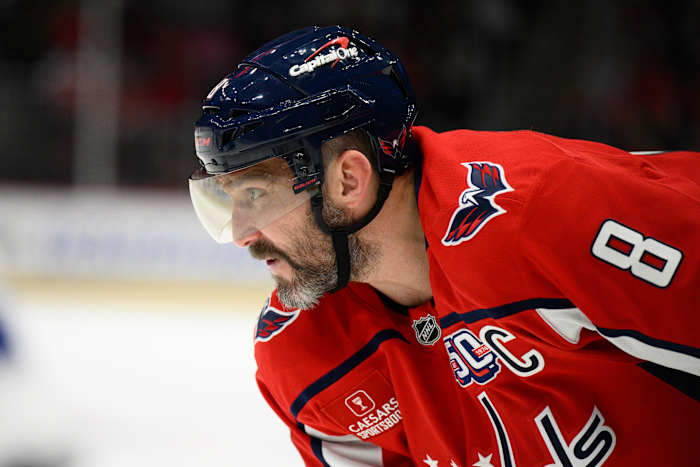 Alex Ovechkin neemt deel aan een volledige Capitals-praktijk. Hij zou zaterdag kunnen terugkeren in Toronto