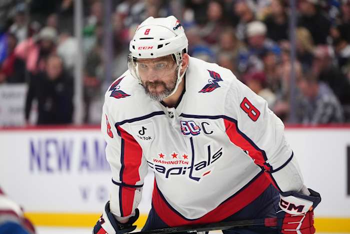 Alex Ovechkin schaatst voordat Capitals oefent terwijl hij werkt aan de terugkeer van een gebroken been