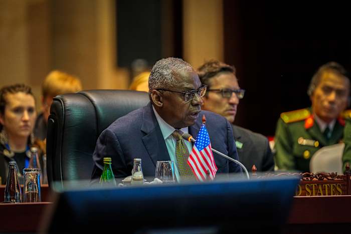 Austin steunt vrouwen in gevechtsbanen en spoort West Point-cadetten aan om de grondwet te verdedigen