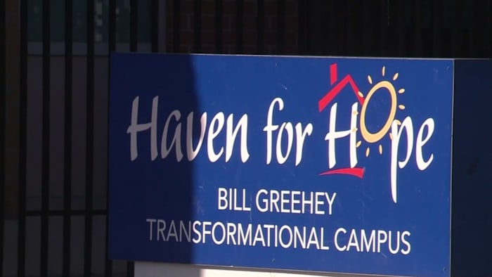 BYU-alumni organiseren een liefdadigheidsgerichte achterkleptraditie voorafgaand aan de 32e jaarlijkse Valero Alamo Bowl