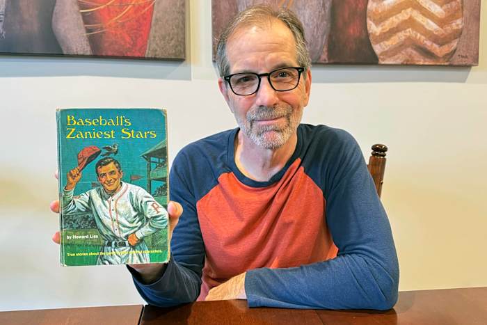 Bibliotheek in de omgeving van Detroit zegt dat een man uit Chicago zijn honkbalboek vijftig jaar later mag bewaren