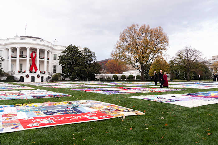 Biden heeft een AIDS Memorial Quilt in het Witte Huis om Wereldaidsdag te vieren