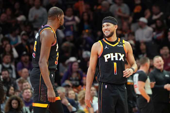 Booker scoort 29 en Suns verliest Durant door een enkelblessure in een 104-93 overwinning op de Spurs