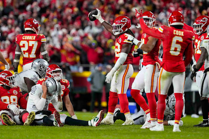 Chiefs herstellen mislukte snap van Raiders in laatste seconden en bereiken play-offligplaats met 19-17 overwinning