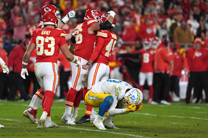 Chiefs winnen voor de negende keer op rij een AFC West-titel en verslaan Chargers met 19-17 na een velddoelpunt via de bank