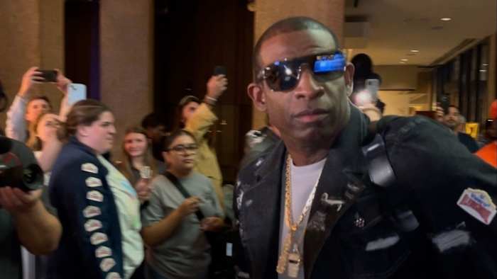 Coach Prime, Colorado Buffaloes arriveren in het centrum van San Antonio vóór Valero Alamo Bowl