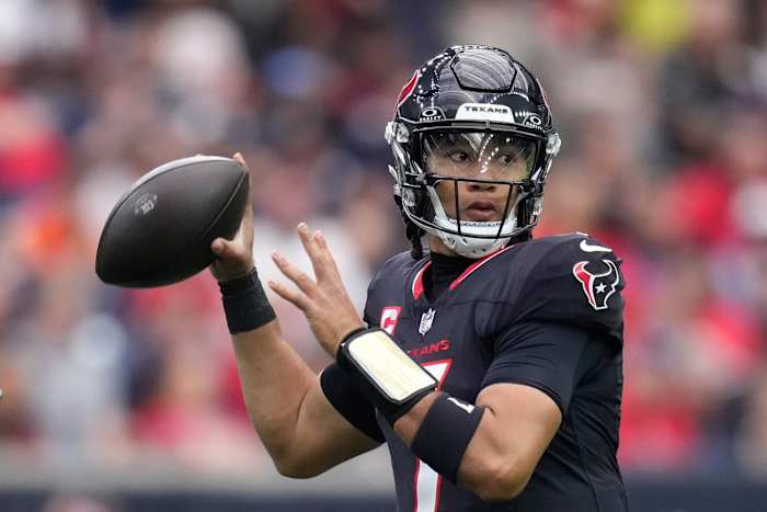 Collins heeft twee TD-vangsten, Texanen forceren vier omzet in 20-12 overwinning op Dolphins