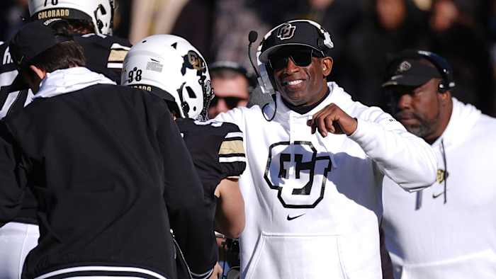 Colorado's Deion 'Coach Prime' Sanders praat met verslaggevers voorafgaand aan Alamo Bowl