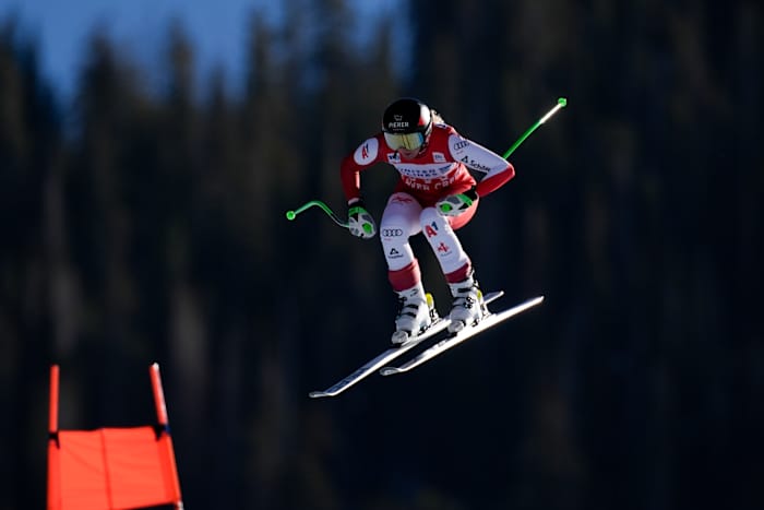 Cornelia Huetter uit Oostenrijk wint de allereerste WK-afdaling voor dames ooit, gehouden op het Birds of Prey-parcours