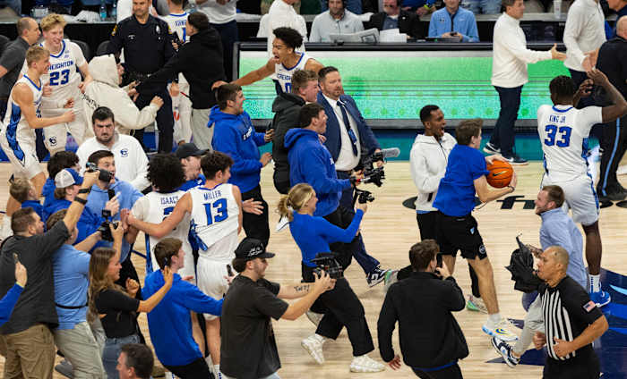 Creighton boekt twee overwinningen in minder dan een jaar tegen nummer 1, waarbij Jayhawks voor het laatst verloor in Omaha