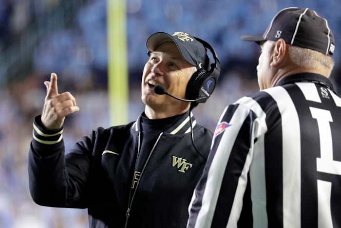 Dave Clawson van Wake Forest stopt na elf seizoenen als voetbalcoach