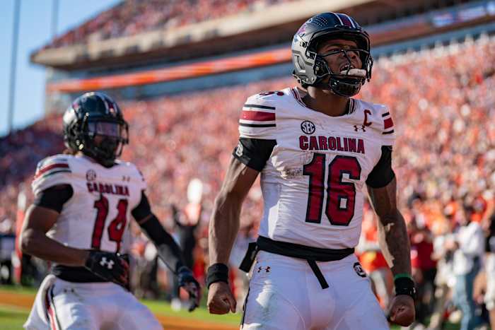 De 20-yard TD-run van de verkoper met nog 1:08 te gaan, tilt nr. 16 South Carolina naar 17-14 overwinning op nr. 12 Clemson